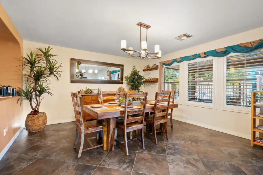 Enjoy family dinners around our table for 6 Enjoy family dinners around our table for 6