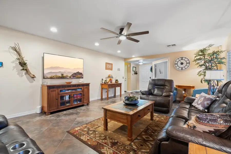 Comfortable & Spacious living room Comfortable & Spacious living room